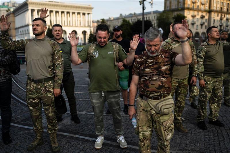 Krieg gegen die Ukraine: So ist die Lage Eine Gruppe ukrainischer Soldaten betet während eines von einer örtlichen christlichen Kirche organisierten Gottesdienstes.