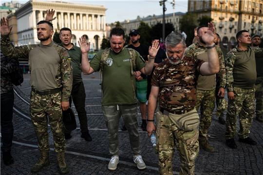 Eine Gruppe ukrainischer Soldaten betet während eines von einer örtlichen christlichen Kirche organisierten Gottesdienstes.