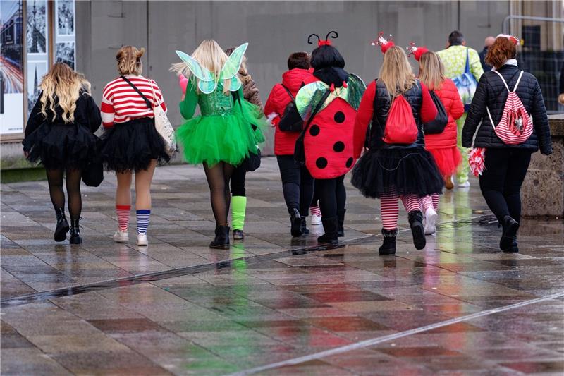 Prunk oder Abstand: Karneval in Deutschland auf dem Endspurt Eine Gruppe verkleideter Menschen ist in Köln unterwegs. Die Karnevalssaison in Deutschland ist wieder voll im Gange.