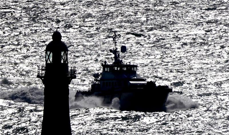 Migranten-Boot im Ärmelkanal in Seenot - eine Person tot Eine Gruppe von Menschen, bei denen es sich vermutlich um Migranten handelt, wird in einem Boot der Border Force nach Dover gebracht. Immer wieder versuchen Migranten, in kleinen Schlauchbooten über den Ärmelkanal nach Großbritannien zu gelangen.