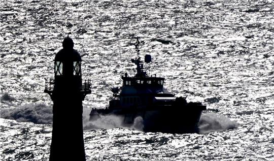 Eine Gruppe von Menschen, bei denen es sich vermutlich um Migranten handelt, wird in einem Boot der Border Force nach Dover gebracht. Immer wieder versuchen Migranten, in kleinen Schlauchbooten über den Ärmelkanal nach Großbritannien zu gelangen.