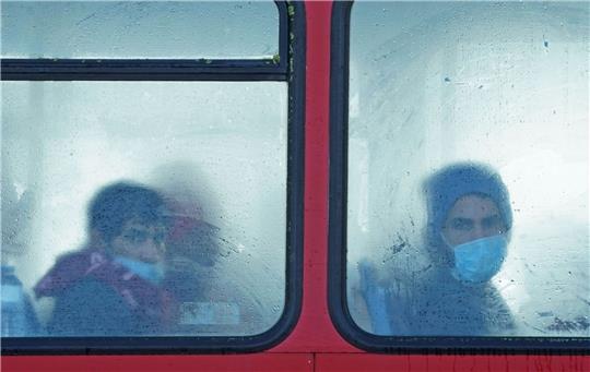 Eine Gruppe von Menschen, bei denen es sich vermutlich um Migranten handelt, in einem Bus in Dover.