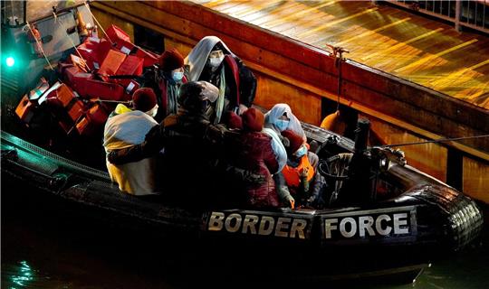 Eine Gruppe von Menschen, bei denen es sich vermutlich um Migranten handelt, wird nach Dover in Kent gebracht.