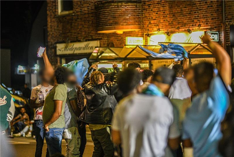 Schwere Ausschreitungen bei Eritrea-Treffen in Stuttgart Eine Gruppe von Menschen feiert nach Ausschreitungen bei einer Eritrea-Veranstaltung.