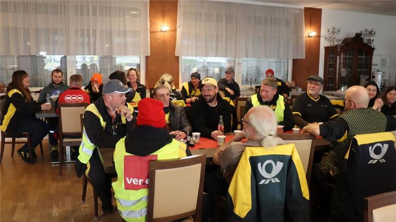 Post-Warnstreiks: Jede zwanzigste Sendung bleibt liegen Eine Gruppe von Post-Beschäftigten, die ihre Arbeit niedergelegt hat.