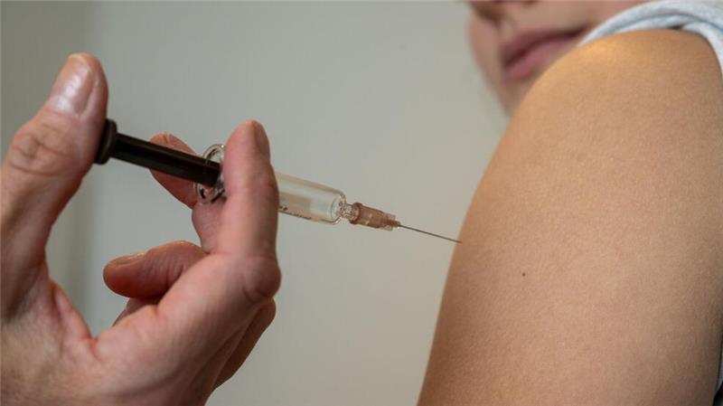 Krebsrisiko lässt sich um bis zu 40 Prozent senken Eine HPV-Impfung schützt nicht nur vor Gebärmutterhalskrebs, sondern auch gegen Analkrebs. (Archivbild)