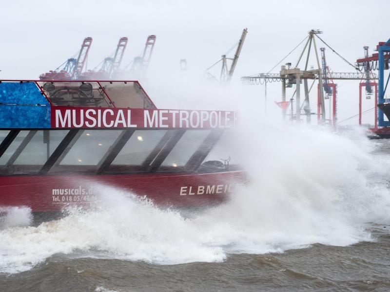 Eine Hafenfähre fährt im Sturm auf der Elbe. Foto: Daniel Bockwoldt/dpa