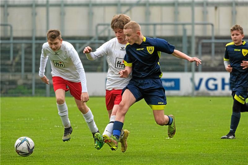 Eine Halbzeit lang halten die weiß gekleideten Schladener gegen die JSG Goslar gut mit, dann setzt sich der Favorit in der C-Junioren Bezirksliga durch und gewinnt am Ende deutlich mit 6:0. Foto: Drechsler
