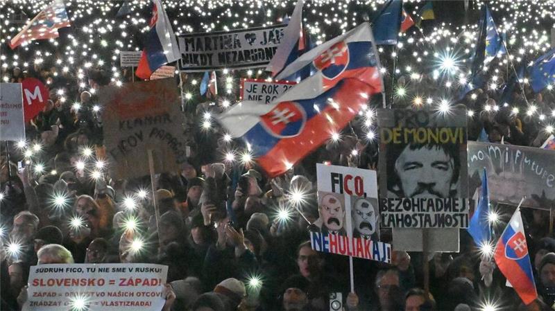 Slowakische Regierungsgegner erinnern an Journalistenmord Eine Hauptforderung der Demonstranten war der Rücktritt von Ministerpräsident Fico.