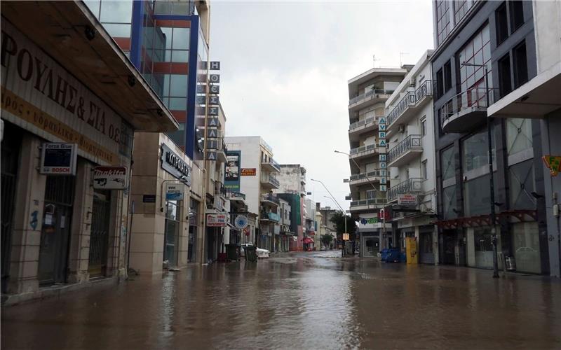 Extremwetter in Griechenland, Türkei und Bulgarien dauert an Eine Hauptstraße in Volos nach dem Regensturm.