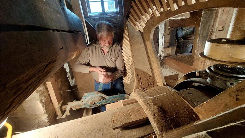 Eine Havarie der historischen Mühlentechnik bereitet nicht nur Abbenrodes Heimatvereinschef Andreas Weihe – hier bei der Reparatur – Kopfzerbrechen.
