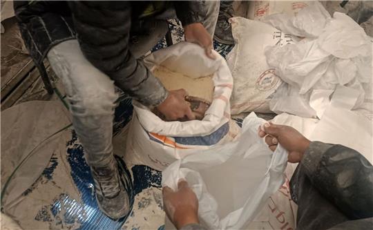 Eine Hilfslieferung Mehl wird zwischen Palästinensern im Gazastreifen verteilt.
