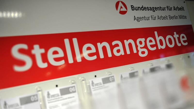 Eine Hinweistafel mit offenen Stellen im Gebäude der Bundesagentur für Arbeit in Berlin.
