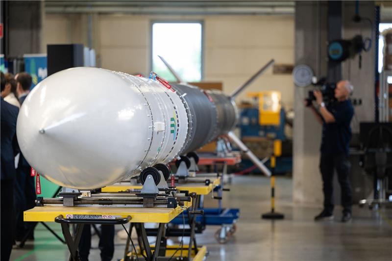 Eine Höhenforschungsrakete steht in einer Halle eines Raketen-Start Ups.