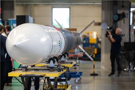 Eine Höhenforschungsrakete steht in einer Halle eines Raketen-Start Ups.