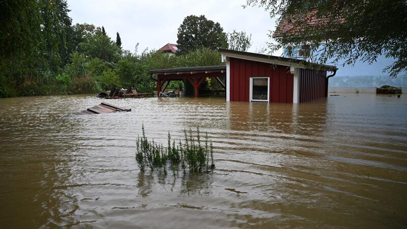 Was hat das erneute Hochwasser mit dem Klima zu tun? Eine Hütte in Pottenbunn im österreichischen Gebiet St. Pölten ist von Hochwasser umgeben.