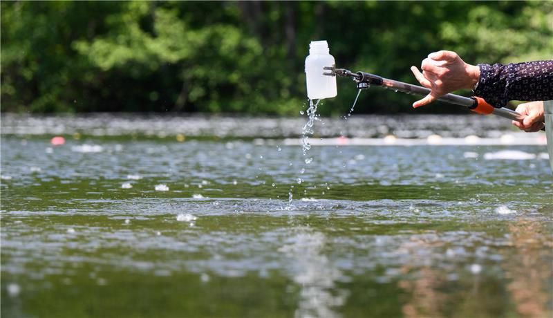Wasserqualität in Seen: Hier kann sorgenfrei geplanscht werden Eine Hygieneinspektorin vom Gesundheitsamt der Region Hannover entnimmt eine Wasserprobe. Am 15. Mai beginnt offiziell die Badesaison in Niedersachsen. Foto: picture alliance/dpa | Julian Stratenschulte