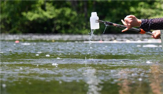 Eine Hygieneinspektorin vom Gesundheitsamt der Region Hannover entnimmt eine Wasserprobe. Am 15. Mai beginnt offiziell die Badesaison in Niedersachsen. Foto: picture alliance/dpa | Julian Stratenschulte