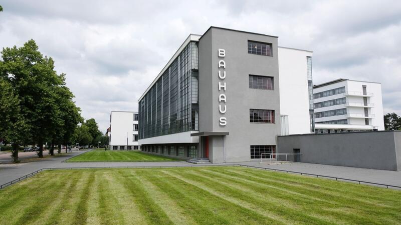 „Marco Polo“ preist Dessau, Chemnitz und Wuppertal an Eine Ikone der Architekturgeschichte: Das Bauhausgebäude Dessau, das ehemalige Schulgebäude des Staatlichen Bauhauses in Dessau, wurde 1925 von Walter Gropius entworfen und 1925/26 für das zuvor in Weimar befindliche Bauhaus errichtet. (Archivbild)