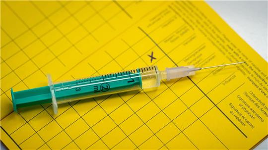 Eine Impfung sorgt dafür, dass der Körper weiß, was im Ernstfall zu tun ist. (Symbolbild)