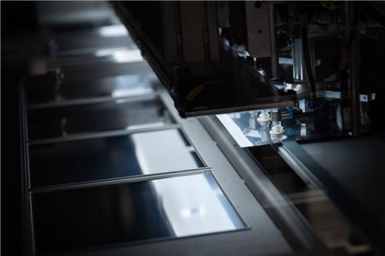 Eine Industrieanlage verarbeitet Silizium-Wafer, die für Solaranlagen benötigt werden.