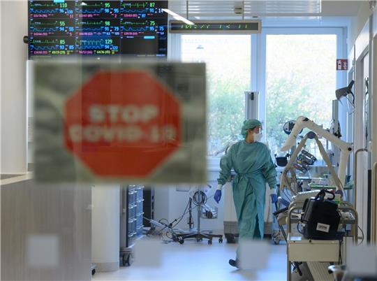Eine Intensivpflegerin in einer Corona-Intensivstation eines Universitätsklinikums.