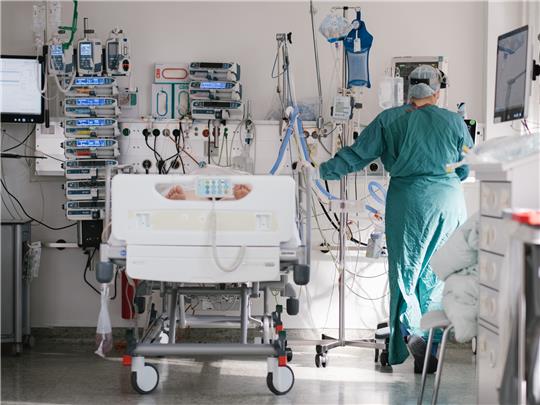 Eine Intensivpflegerin versorgt auf der Intensivstation am Klinikum Braunschweig einen an Covid-19 erkrankten Patienten. Foto: Ole Spata/picture alliance/dpa