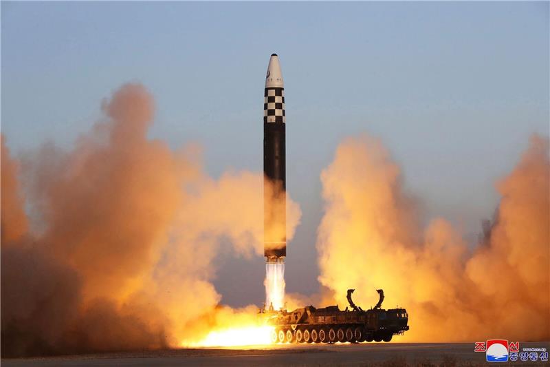 Südkorea: Nordkorea testet offenbar Interkontinentalrakete Eine Interkontinentalrakete bei einer Startübung auf dem internationalen Flughafen Sunan in Pjöngjang im März.