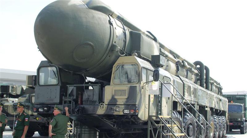 Friedensnobelpreis ehrt Hiroshima- und Nagasaki-Überlebende Eine Interkontinentalrakete vom Typ Topol wird auf einer Rüstungsmesse in Russland präsentiert.