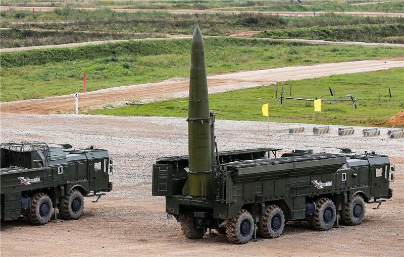 Friedensforscher: Atomwaffenstaaten stärken ihre Arsenale Eine «Iskander-M»-Rakete wird während einer Demonstration des Internationalen Militärtechnischen Forums «ARMY-2016» im «Patriot»-Park der russischen Streitkräfte auf den Abschuss vorbereitet.