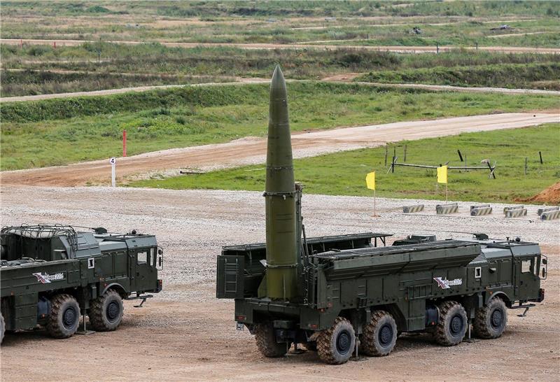 Moskau: Belarussen lernen an taktischen Atomwaffen Eine «Iskander-M»-Rakete wird während einer Demonstration des Internationalen Militärtechnischen Forums «ARMY-2016» im «Patriot»-Park der russischen Streitkräfte auf den Abschuss vorbereitet.