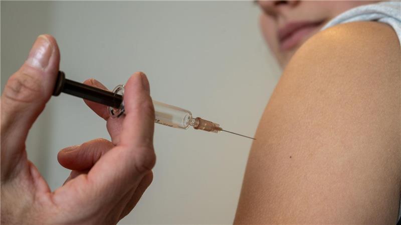 Eine Jugendliche bekommt eine Impfung zum Schutz vor Gebärmutterhals-Krebs.