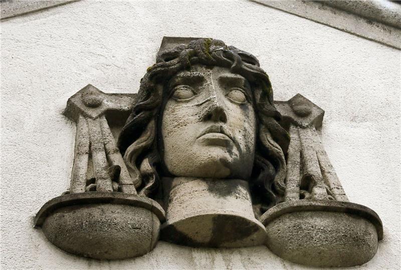 Messerattacke im Klassenraum - 14-Jährige vor Gericht Eine Justitia-Büste an der Fassade des Landgerichts in Krefeld, wo sich eine 14-Jährige wegen versuchten Totschlags verantworten muss.