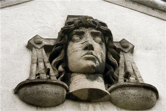 Eine Justitia-Büste an der Fassade des Landgerichts in Krefeld, wo sich eine 14-Jährige wegen versuchten Totschlags  verantworten muss.