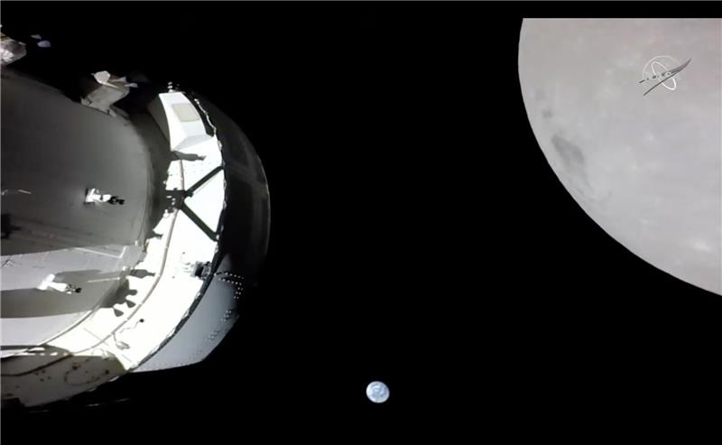 Nasa-Mission „Artemis 1” erstmals nah am Mond vorbeigeflogen Eine Kamera an Bord der «Orion»-Kapsel zeigt das Raumschiff (l) im Weltraum, den Mond (r) und klein im Hintergrund die Erde.