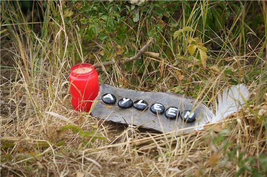 Anklage wegen Mordes im Fall Ayleen erhoben Eine Kerze und eine Tafel mit dem Namen Ayleen liegt am Ufer des Teufelsee im hessischen Wetteraukreis, wo die Leiche der 14-Jährigen  gefunden wurde.