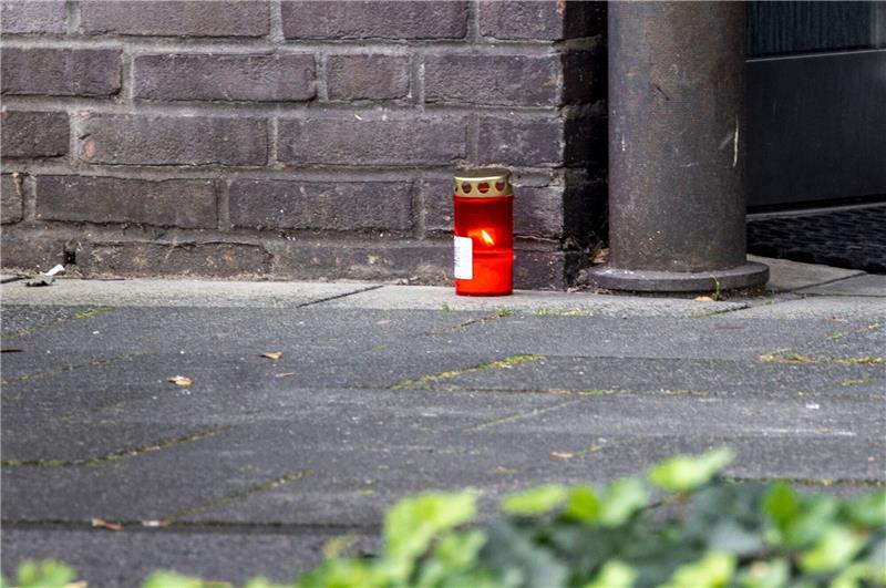 Kind im Kanal versenkt: Mordverdacht auch gegen Mutter Eine Kerze vor dem Wohnhaus der Familie in Dinslaken. Nach dem Vater ist nun auch die Mutter der Dreijährigen festgenommen worden.