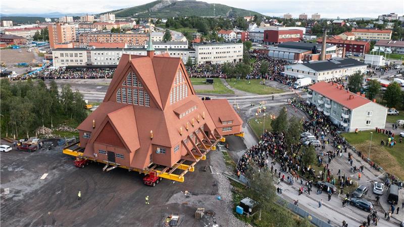 Bilder des Tages Eine Kirche auf Reisen: Im schwedischen Kiruna wird eines der bekanntesten Gebäude des Landes rund fünf Kilometer verschoben. Wegen des Ausbaus eines unterirdischen Eisenerzbergwerks muss ein ganzer Ort umziehen.