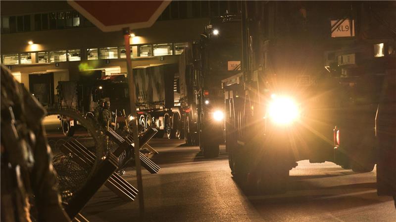 Eine Kolonne der Bundeswehr ist in der Nacht mit rund 70 Fahrzeugen im Rahmen der Übung „Red Storm Bravo“ im Hamburger Stadtgebiet unterwegs. 