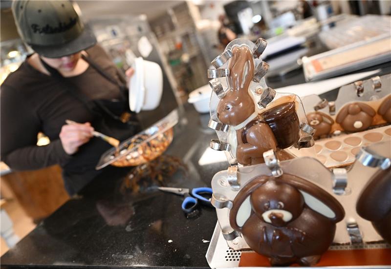 Krisenresistent: Fast 10 Kilo Schokolade pro Kopf genascht Eine Konditorin «schminkt» in der Chocolaterie Amelie in Garmisch-Partenkirchen eine Osterei-Form.