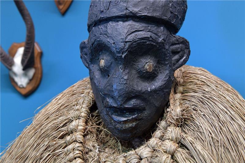 Vertreter aus Kamerun begutachtet geraubte Kulturgüter Eine Kopfaufsatzmaske aus Kamerun ist in einer Vitrine im Bremer Überseemuseum ausgestellt.