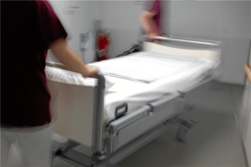 Eine Krankenpflegerin und ein Krankenpfleger schieben ein Bett durch den Gang einer Station: Seit Ende vorige Woche ist der Bundes-Klinik-Atlas online, er informiert unter anderem über die Pflegeausstattung in Kliniken.  Foto: dpa