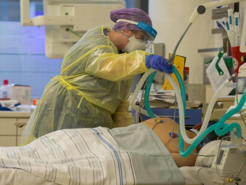 WHO: Antikörper-Cocktail ohne Wirkung bei Omikron Eine Krankenschwester betreut einen Covid-19-Patienten, der künstlich beatmet wird (Symbolbild). Foto: Thomas Banneyer/dpa
