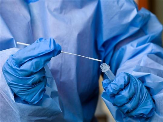 Eine Krankenschwester steckt ein Abstrichstäbchen in die Flüssigkeit eines Corona-Schnelltests. Foto: Jens Kalaene/dpa-Zentralbild/dpa/Symbolbild