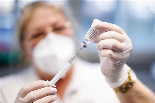 Eine Krankenschwester zieht den Impfstoff Nuvaxovid auf eine Spritze. Der Versuch, mitdem proteinbasierten Vakzin die Impflücke zu schließen, scheint gescheitert. Foto: dpa