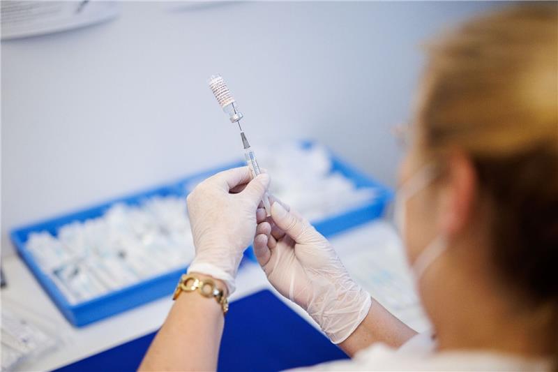 RKI registriert 116.889 Corona-Neuinfektionen Eine Krankenschwester zieht im Impfzentrum Freising den Impfstoff Nuvaxovid auf eine Spritze auf.