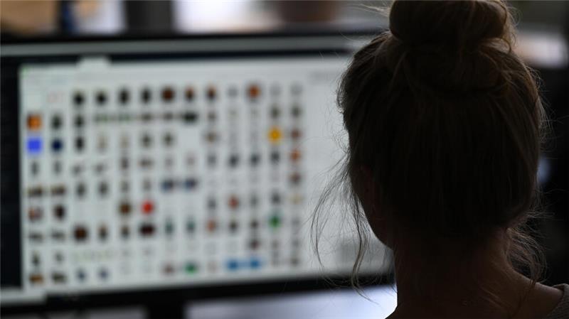Kinderpornografie kein Einzelfall: Einige Fälle im Landkreis Goslar Eine Kriminaloberkommissarin sitzt in einem Büro vor einem Auswertungscomputer auf der Suche nach Kinderpornografie und Fällen von sexuellem Missbrauch. Wegen der zunehmenden Ermittlungsverfahren hat Staatsanwaltschaft in Niedersachsen deutlich mehr Personal erhalten. Jetzt hat sie Anklage gegen einen Kommunalpolitiker aus dem Landkreis Goslar erhoben.
