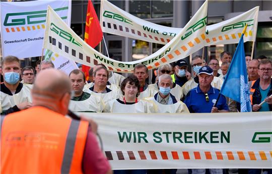 Eine Kundgebung der Gewerkschaft Deutscher Lokomotivführer (GDL) vor dem Hauptbahnhof in Magdeburg.