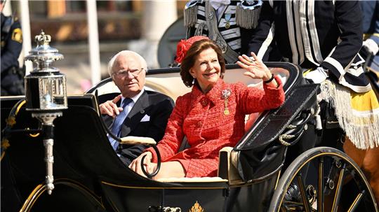 Eine Kutschfahrt darf bei einem royalen Jubiläum nicht fehlen. Drin: das Goldhochzeitspaar, König Carl XVI. Gustaf (links) und Königin Silvia (rechts). 