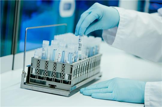 Eine Laborantin arbeitet in einem Labor für Corona-Tests.